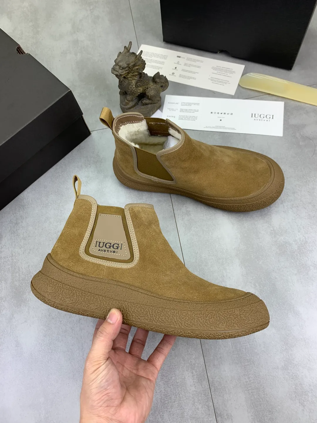 Men's men's shoes 💰P560 New arrival 🆕🆕🆕 IUGGI A pair of handsome Martin boots that want to be "welded" to the feet. Sheep fur lining is comfortable and warm. The anti-slip performance is even better. Matte cowhide with super comfortable stretch velvet. ➕Fine handmade stitching to keep your feet from freezing in the winter. Must be arranged! Perfectly interpreting the essence of Chelsea, trendy and fashionable, casual and versatile. Size: 39-44